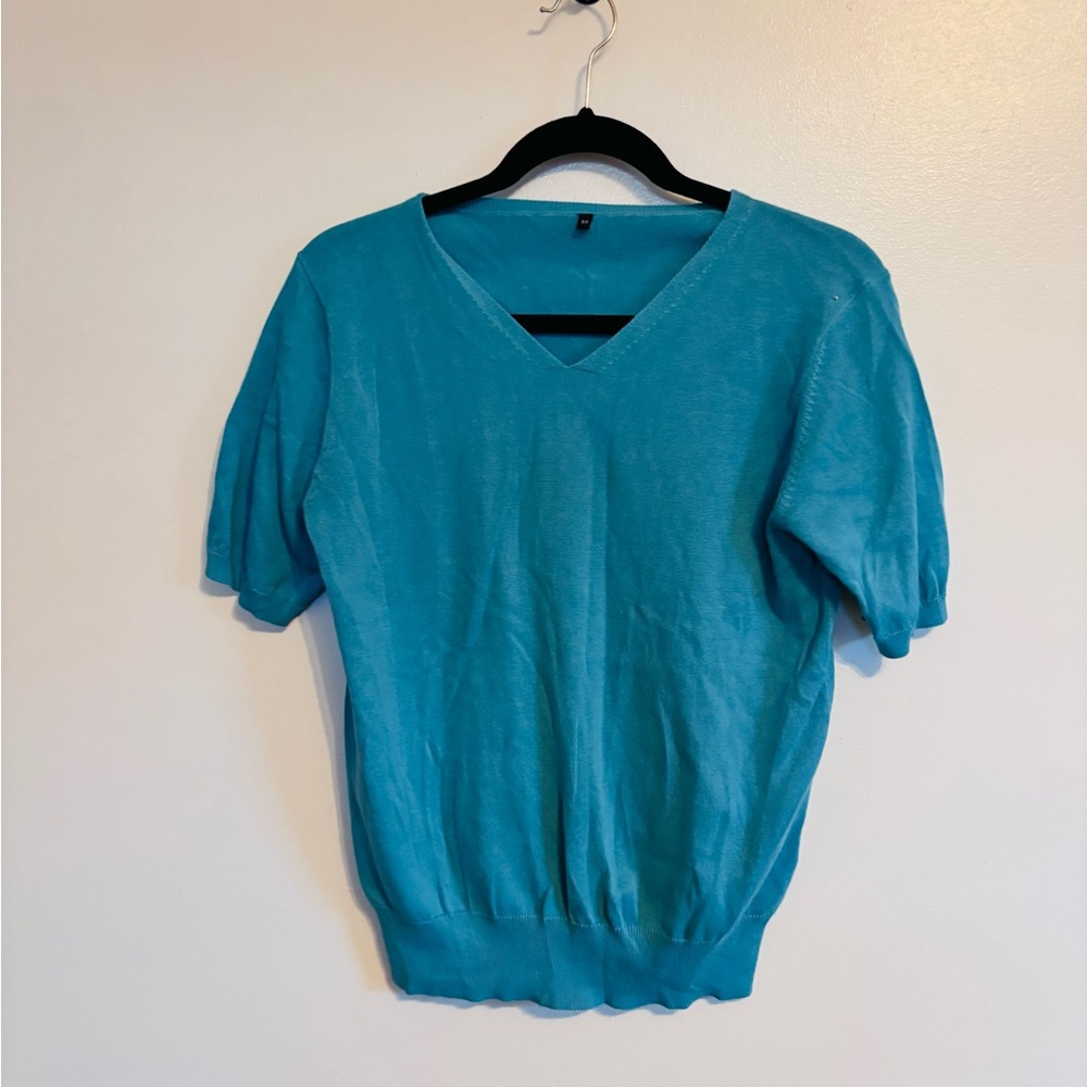 Pretty blue short sleeve knit top with v neck size large